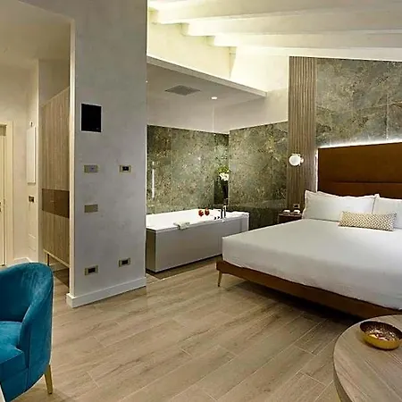 Vip's Luxury & מלון 4*
